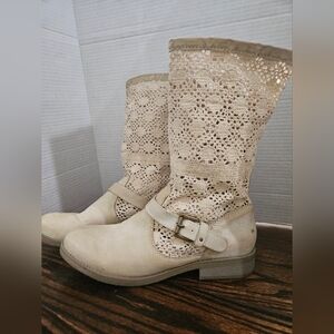 Women's cream-colored boots with CROCHET SHI by Journey Size 9 Used (C)